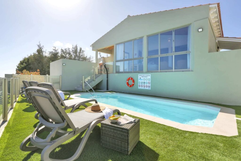 Piscina privada con solárium y tumbonas en la Villa Ocean Pacific, Caleta de Fuste