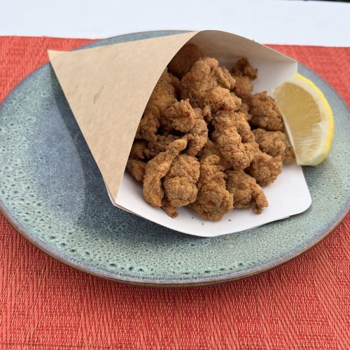 Cono de cazón en adobo frito con gajo de limón