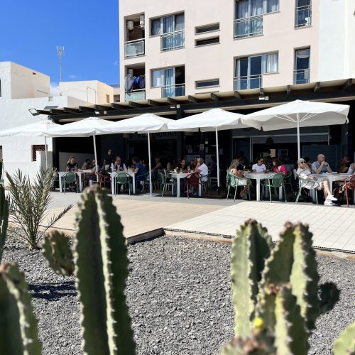 Exterior del restaurante con terraza y cactus en primer plano en Fuerteventura
