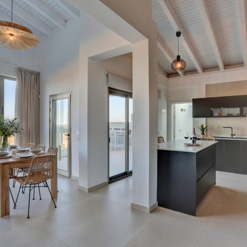 Cocina moderna y comedor luminoso con vista al océano