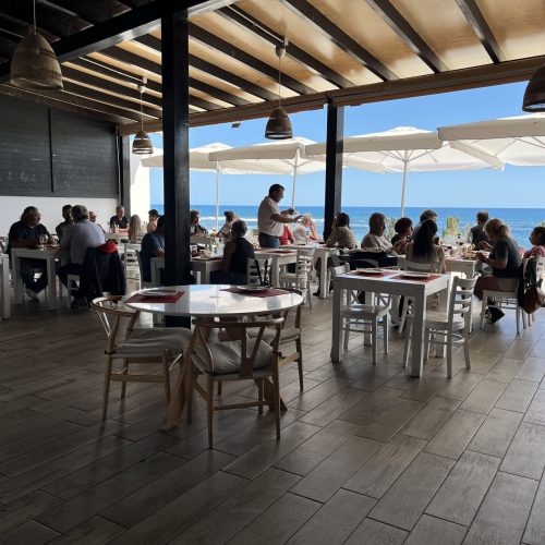 Comedor interior del restaurante con grandes ventanales y vistas al mar en Fuerteventura