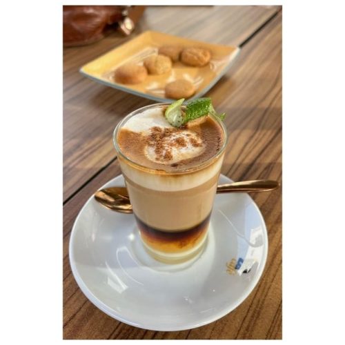 Vaso de café barraquito con dulces caseros en La Puipana
