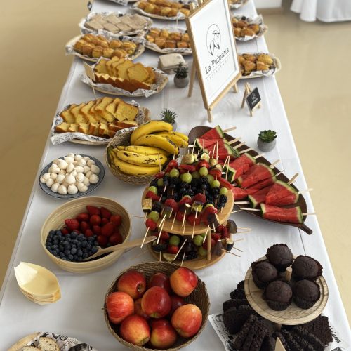 Mesa de buffet con frutas frescas y dulces en evento de La Puipana