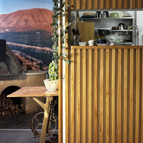 Horno de leña y decoración rústica en comedor de La Puipana Fuerteventura
